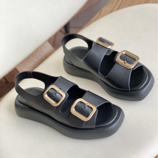 LARARIA羊皮交叉鞋面面包拖、金属扣凉鞋，松弛舒适精致慵懒，皮面材质搭配橡胶大底，拥有云朵包裹般的脚感，时尚吸睛自带复古气息，5.5cm鞋底隐形增高，鞋头3D防撞设计分散脚踝压力，轻便好穿又好搭 商品图5