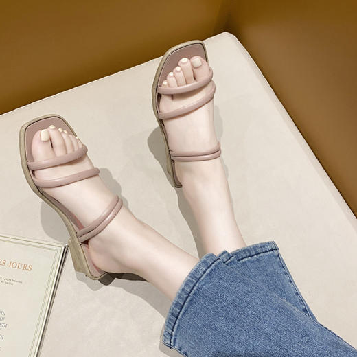 【穿上它告别小短腿❗️新款罗马风坡跟拖鞋女】百搭不挑人，色泽亮丽柔软舒适内里，柔软亲肤脚感好，舒适鞋跟时尚显高，夏网红凉拖鞋两穿中跟粗跟凉拖鞋女粉丝专属 商品图2