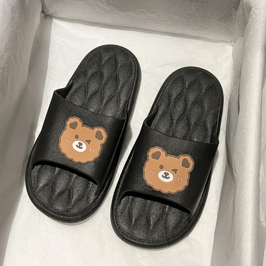 【凸显个性就选它！小熊凉踩屎感一字拖鞋】材质柔软舒适，凉爽透气，鞋底轻便柔软，防滑耐磨耐穿舒适内里，拖鞋女夏网红情侣室内居家学生外穿沙滩拖粉丝专属 商品图4