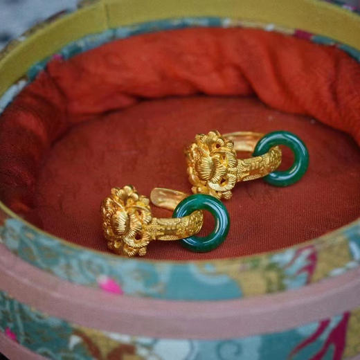 龢盒原创 仿古手工錾刻宝相花团寿纹翡翠足金耳坠 商品图1