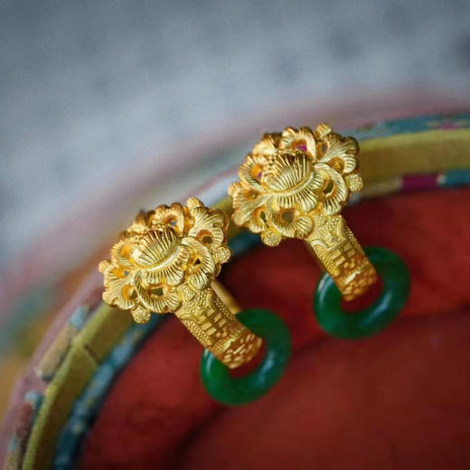 龢盒原创 仿古手工錾刻宝相花团寿纹翡翠足金耳坠 商品图0