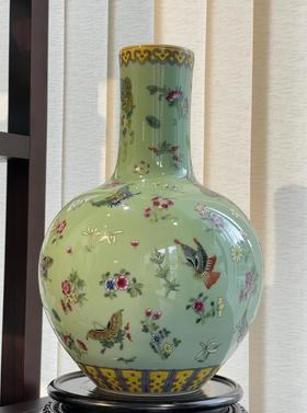 豆青釉蝶恋花天球