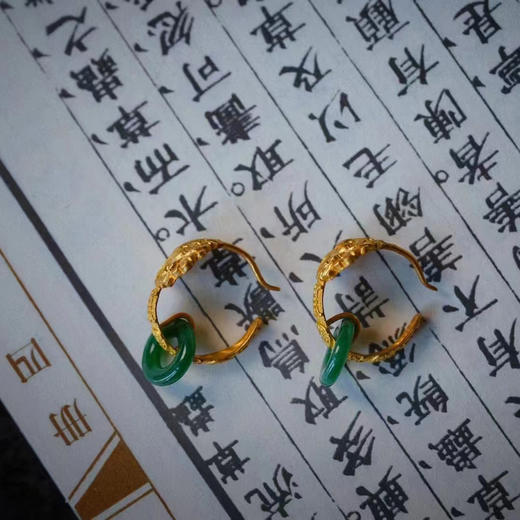 龢盒原创 仿古手工錾刻宝相花团寿纹翡翠足金耳坠 商品图5