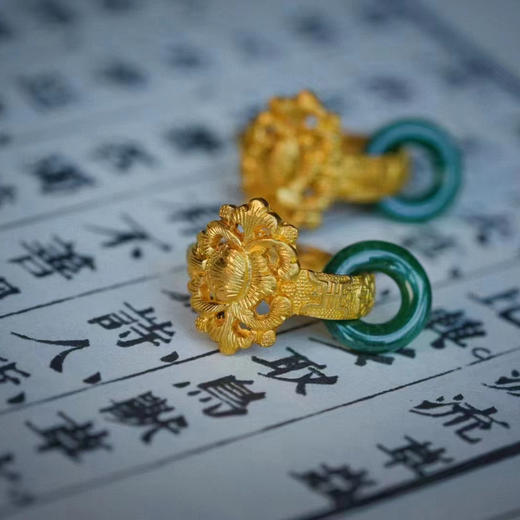 龢盒原创 仿古手工錾刻宝相花团寿纹翡翠足金耳坠 商品图3