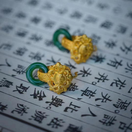 龢盒原创 仿古手工錾刻宝相花团寿纹翡翠足金耳坠 商品图4