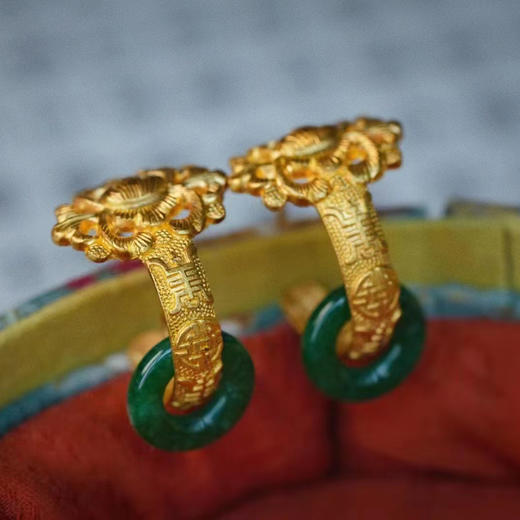 龢盒原创 仿古手工錾刻宝相花团寿纹翡翠足金耳坠 商品图2