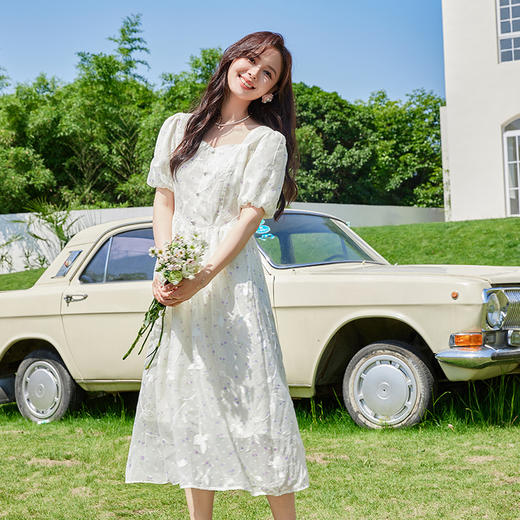 VICTORIA&VERA夏季新款法式小清新方领初恋系温柔风绣花肌理感连衣裙 商品图4