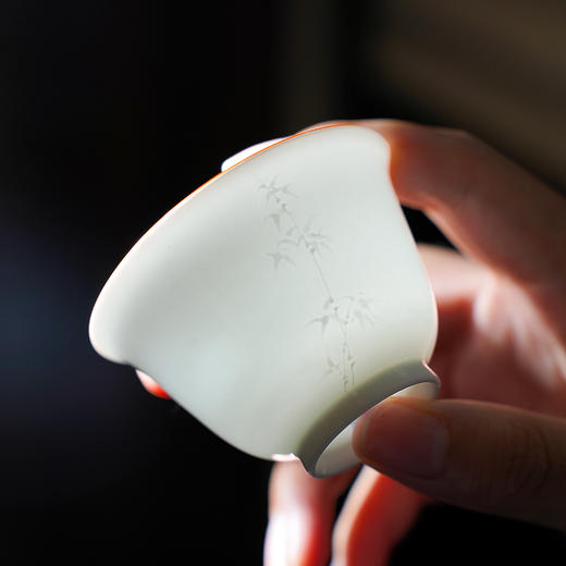 景德镇抱翁堂青白釉雕刻文竹杯手工薄胎茶杯 陶瓷主人杯 单杯白瓷品茗杯 商品图3