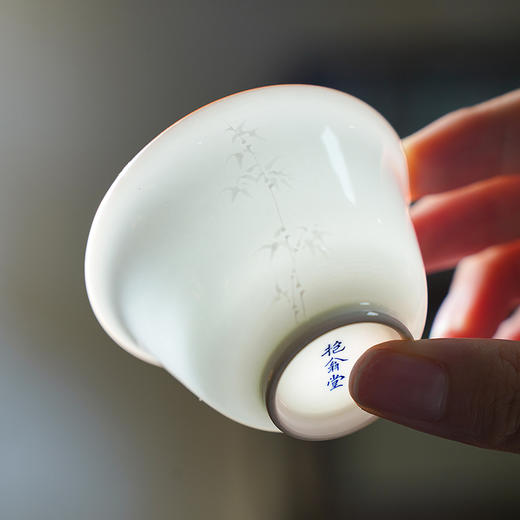 景德镇抱翁堂青白釉雕刻文竹杯手工薄胎茶杯 陶瓷主人杯 单杯白瓷品茗杯 商品图1