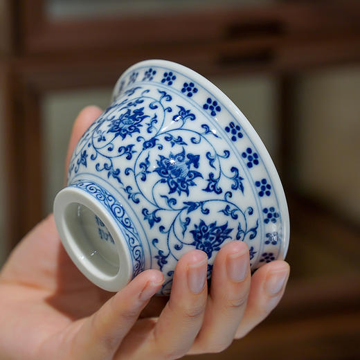 景德镇抱翁堂 青花缠枝莲压手杯  大容量茶杯 茶碗 手绘品茗杯 商品图0