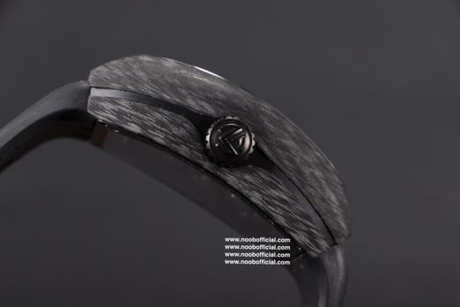 法兰克穆勒 Frank Muller Vanguard V45碳纤维陀飞轮 V2版本 一体镂空陀飞轮机芯和全新研发的高密度NTPT“夜光”碳纤维表壳 整表重量90克 佩戴舒适 商品图13