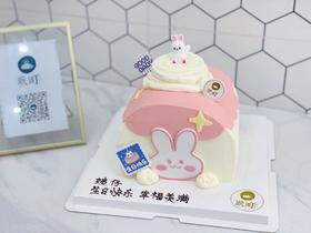 网红可爱小兔子蜡烛倒圆蛋糕