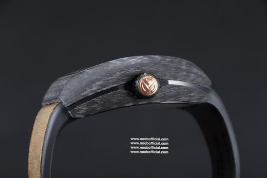 法兰克穆勒 Frank Muller Vanguard V45碳纤维陀飞轮 V2版本 一体镂空陀飞轮机芯和全新研发的高密度NTPT“夜光”碳纤维表壳 整表重量90克 佩戴舒适 商品图5