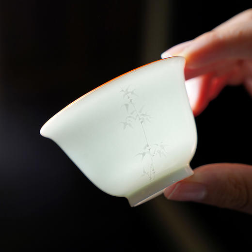 景德镇抱翁堂青白釉雕刻文竹杯手工薄胎茶杯 陶瓷主人杯 单杯白瓷品茗杯 商品图0