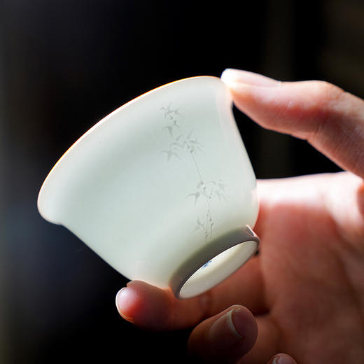 景德镇抱翁堂青白釉雕刻文竹杯手工薄胎茶杯 陶瓷主人杯 单杯白瓷品茗杯 商品图2