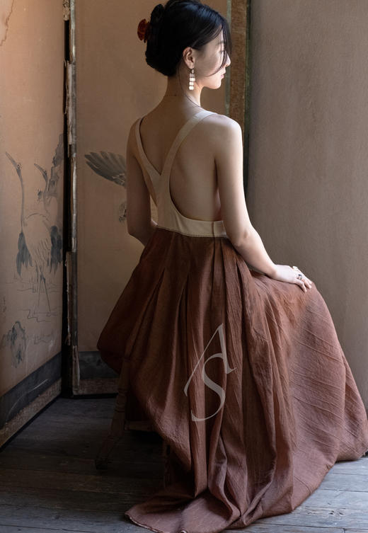 Phaedo  赭石拼色/黑色深v垂褶吊带裙 商品图1