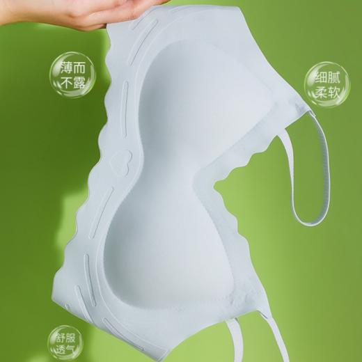 【裸感比没穿都还舒服！无痕冰丝吊带软支撑内衣女】深V领设计，清凉丝滑柔软承托，轻盈舒适无钢圈，细腻柔软薄而不漏，呵护肌肤亲肤舒爽，小胸聚拢薄款带胸垫文胸打底背心粉丝专属 商品图4