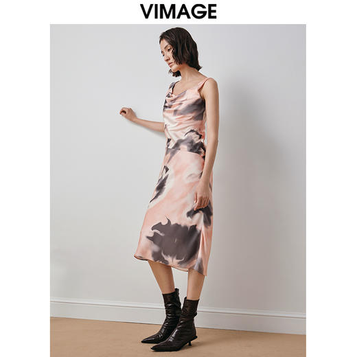 VIMAGE纬漫纪高级感荡领不规则印花显瘦宽吊带连衣裙秋季新款V2007601 商品图1