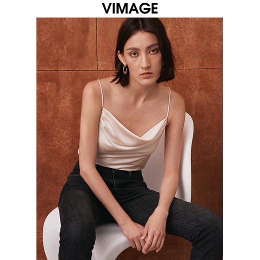 VIMAGE纬漫纪基础显瘦百搭缎面荡领遮副乳细吊带小上衣秋季新款V2013601 商品图0