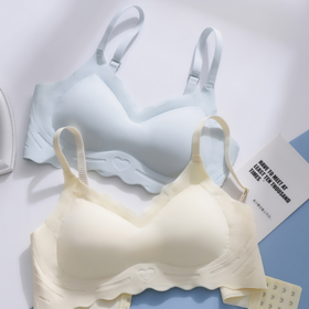 【裸感比没穿都还舒服！无痕冰丝吊带软支撑内衣女】深V领设计，清凉丝滑柔软承托，轻盈舒适无钢圈，细腻柔软薄而不漏，呵护肌肤亲肤舒爽，小胸聚拢薄款带胸垫文胸打底背心粉丝专属