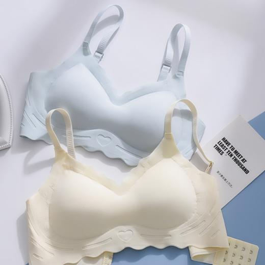 【裸感比没穿都还舒服！无痕冰丝吊带软支撑内衣女】深V领设计，清凉丝滑柔软承托，轻盈舒适无钢圈，细腻柔软薄而不漏，呵护肌肤亲肤舒爽，小胸聚拢薄款带胸垫文胸打底背心粉丝专属 商品图0