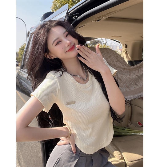 【夏季短款t恤女小个子短袖设计】不规则性感华夫格U型下摆打底上衣，U型下摆设计，可以搭配各种裤子或裙子，成为必备的打底上衣。 商品图2