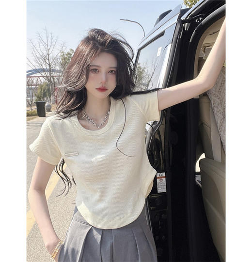 【夏季短款t恤女小个子短袖设计】不规则性感华夫格U型下摆打底上衣，U型下摆设计，可以搭配各种裤子或裙子，成为必备的打底上衣。 商品图0