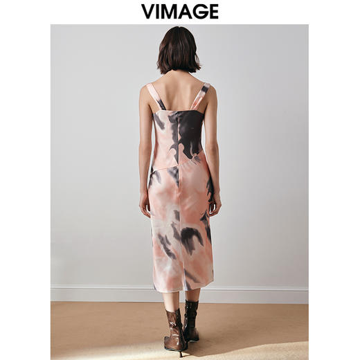 VIMAGE纬漫纪高级感荡领不规则印花显瘦宽吊带连衣裙秋季新款V2007601 商品图4
