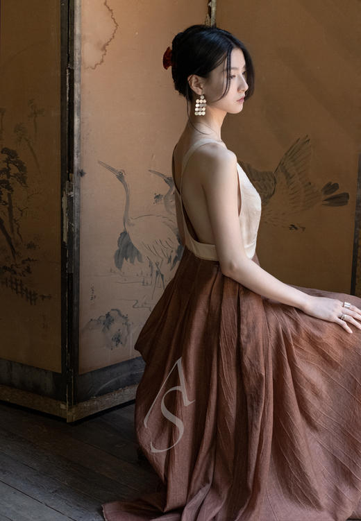 Phaedo  赭石拼色/黑色深v垂褶吊带裙 商品图0