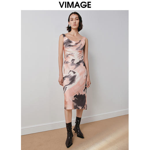 VIMAGE纬漫纪高级感荡领不规则印花显瘦宽吊带连衣裙秋季新款V2007601 商品图0