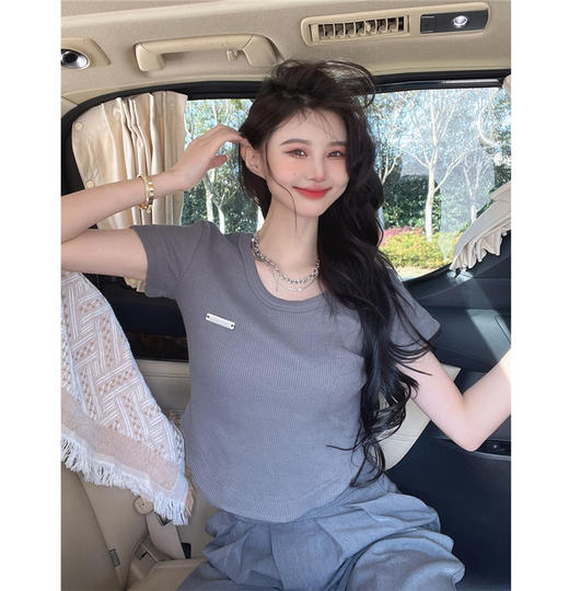 【夏季短款t恤女小个子短袖设计】不规则性感华夫格U型下摆打底上衣，U型下摆设计，可以搭配各种裤子或裙子，成为必备的打底上衣。 商品图1