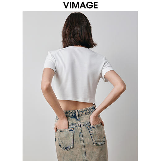 VIMAGE纬漫纪简约短款露腰修身白色T恤上衣时尚百搭秋季新款V2002602 商品图4