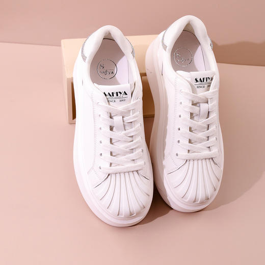 Safiya/索菲娅2023秋季新品潮流贝壳头休闲百搭松糕厚底小白鞋 SF33112425 商品图1