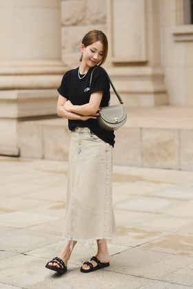 包身弧度就像海平面上的日落倒影