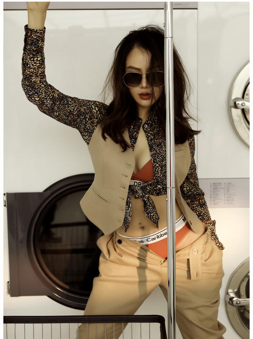 “城市猎人”J204S4659 气质驼 骑马装
马甲马裤 帅气 潇洒 个性 时尚颈袖添香 商品图3