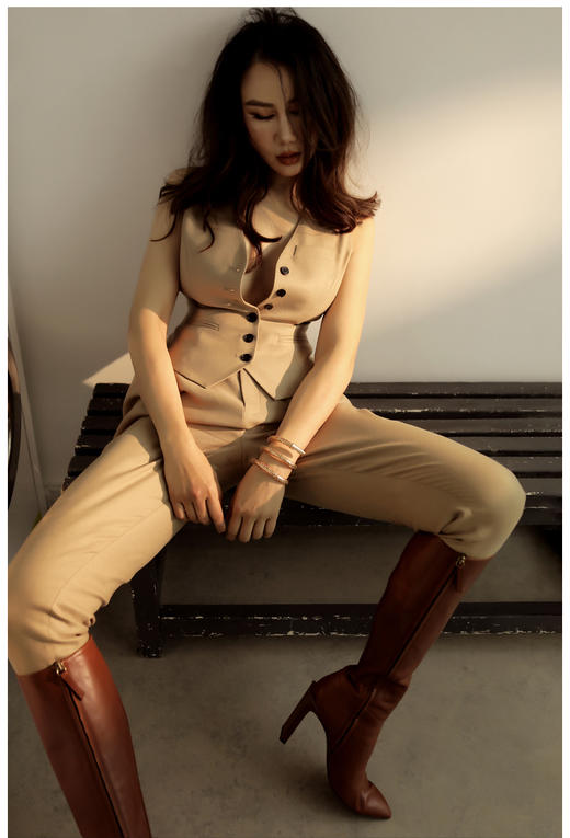 “城市猎人”J204S4659 气质驼 骑马装
马甲马裤 帅气 潇洒 个性 时尚颈袖添香 商品图7