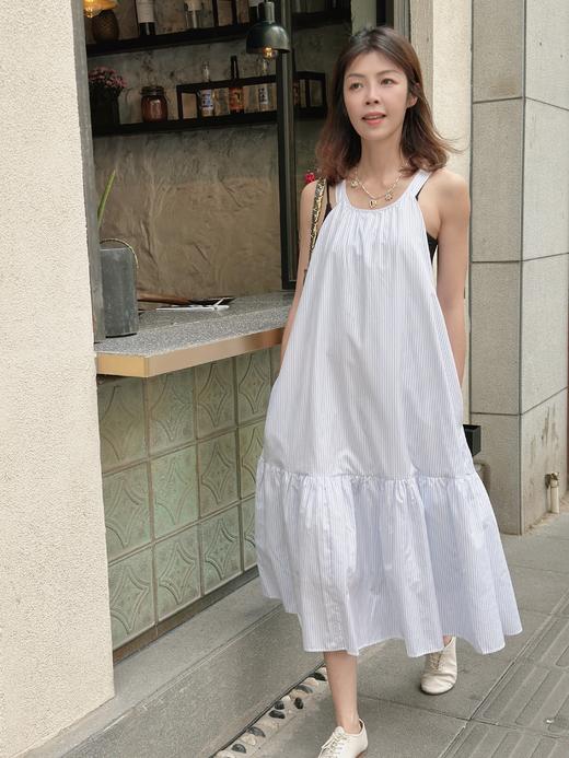 TYNVIE 后交叉带背心连衣裙 - 白条纹 商品图1