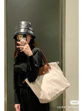 纸张白大号，代购级别珑骧秒杀 ‼️
原价💰299 现在半价198包邮 ‼️