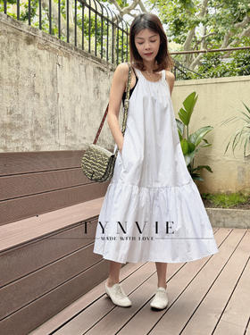 TYNVIE 后交叉带背心连衣裙 - 白条纹