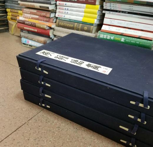 《李朝绘画》，4开巨册，4函套装，散叶装，知识产业社1974年一版一印，售价2480元。只有一套。外包装有破损，如图，内页完好。品相85-9品。 商品图0