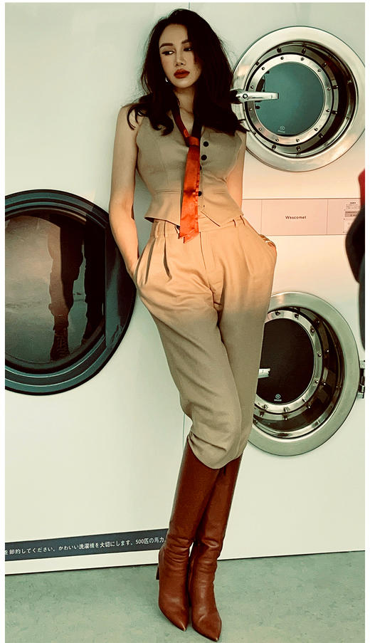 “城市猎人”J204S4659 气质驼 骑马装
马甲马裤 帅气 潇洒 个性 时尚颈袖添香 商品图1