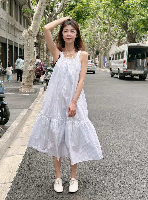 TYNVIE 后交叉带背心连衣裙 - 白条纹 商品图2