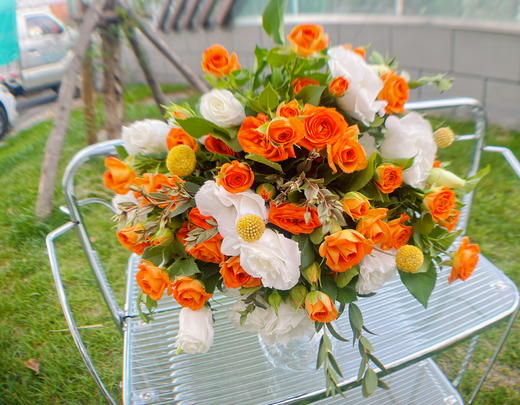 【落日与鲸】橙色芭比多头玫瑰5 白色洋桔梗8-10朵 黄金球5支 细尤加利叶1 商品图3