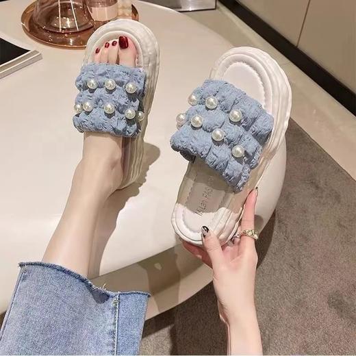 夏季新款仙女风凉鞋，一字带珍珠装饰，充满了青春活力。松糕厚底设计赋予了她百搭实用的属性，女性们可以随心所欲地与众不同。不管你是拿着逛街，还是上班海边游玩，拥有它的女人都能尽情展现自己！ 商品图2
