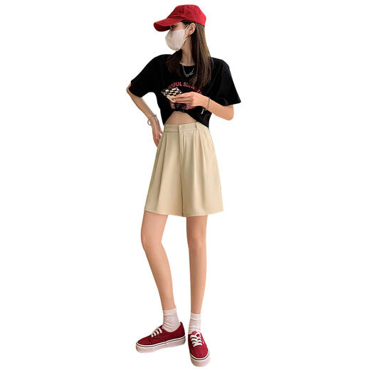 夏季必备短裤，西装风格带来精致感；宽松高腰设计显瘦，直筒裤型修饰身形；五分裤长度舒适随性，轻薄面料让你感受清凉舒适！ 商品图7