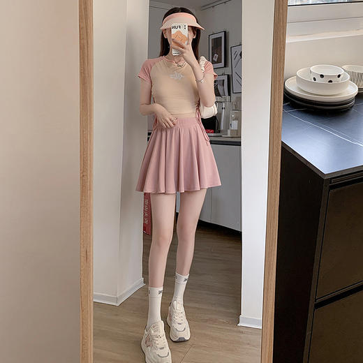 轻盈冰丝百褶半身裙，高腰设计显瘦，遮盖臀部和大腿，呈现令人心动的曲线。冰丝面料柔软透气，让你在炎炎夏日尽享轻松自在。A字型下摆，尽显女人味；经典百搭而不失优雅，让你随心搭配！ 商品图1