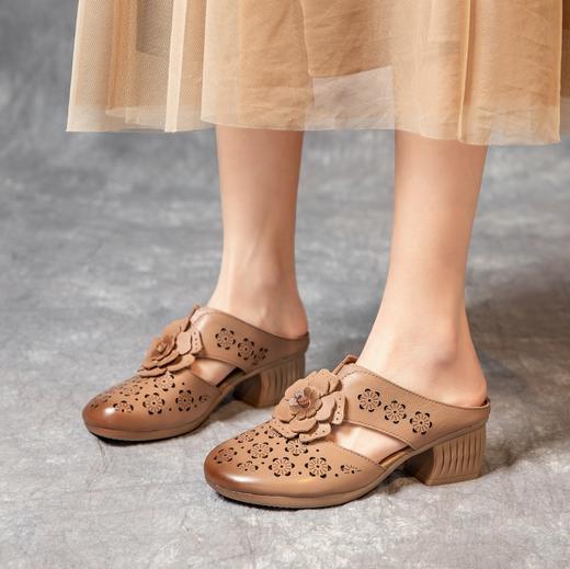 MLD-9917民族风粗高跟包头凉拖女夏牛皮镂空中年凉鞋舒适花朵拖鞋 商品图1