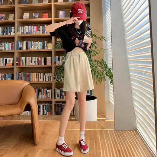 夏季必备短裤，西装风格带来精致感；宽松高腰设计显瘦，直筒裤型修饰身形；五分裤长度舒适随性，轻薄面料让你感受清凉舒适！ 商品图1