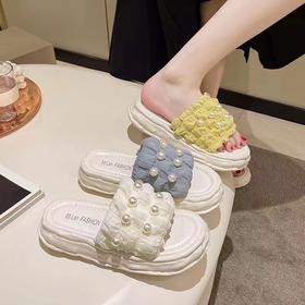 夏季新款仙女风凉鞋，一字带珍珠装饰，充满了青春活力。松糕厚底设计赋予了她百搭实用的属性，女性们可以随心所欲地与众不同。不管你是拿着逛街，还是上班海边游玩，拥有它的女人都能尽情展现自己！
