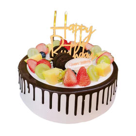 味美特“新款水果蛋糕”中间是黑色奥利奥，周边淋的是黑色巧克力，搭配水果造型